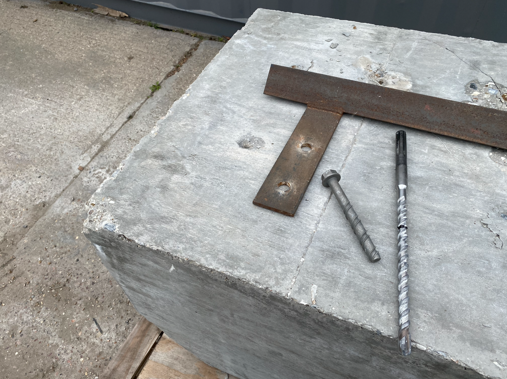 Play to fix a screwbolt into concrete video